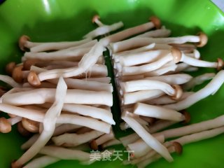 蟹味菇炒油菜的做法步骤：2