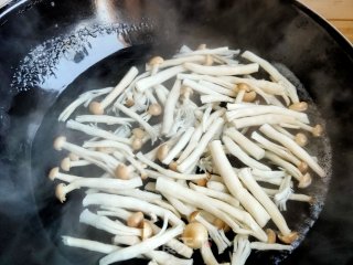 蟹味菇炒油菜的做法步骤：3