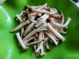 蟹味菇炒油菜的做法步骤：4