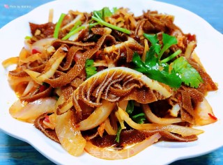 洋葱爆炒牛百叶#食物边角料做大餐#的做法步骤：11