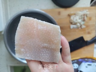 西兰花炒肉皮的做法步骤：3