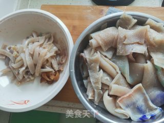西兰花炒肉皮的做法步骤：4