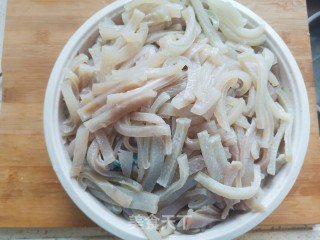 西兰花炒肉皮的做法步骤：5