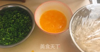 韭菜鸡蛋馅饼的做法步骤：1