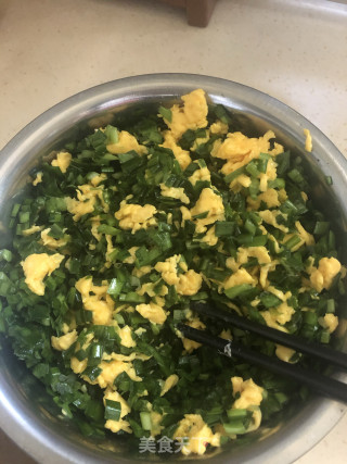 韭菜鸡蛋馅饼的做法步骤：2