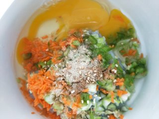 蔬菜虾饼的做法步骤：2