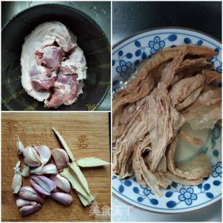 护心肉焖腐竹的做法步骤：1