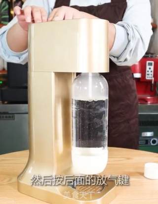 夏日冰饮丨桃气泡泡的做法步骤：2