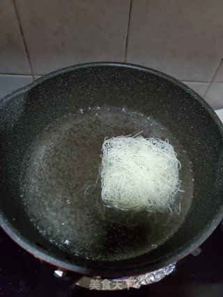 榨菜鸡蛋汤米粉的做法步骤：2