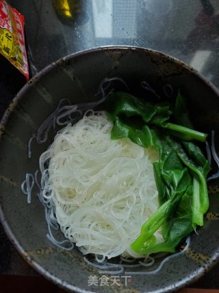榨菜鸡蛋汤米粉的做法步骤：4