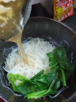 榨菜鸡蛋汤米粉的做法步骤：6