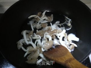 凤尾菇白菜瘦肉汤的做法步骤：1