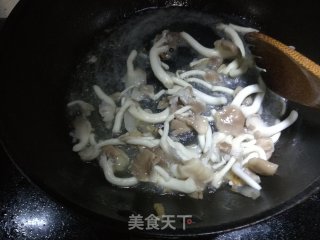 凤尾菇白菜瘦肉汤的做法步骤：2