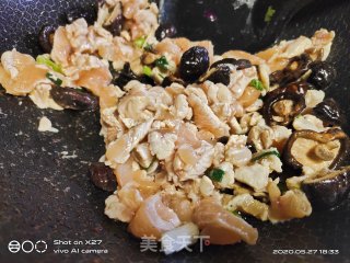 香菇炒鸡肉的做法步骤：2