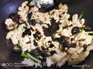香菇炒鸡肉的做法步骤：3