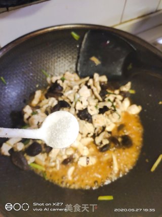 香菇炒鸡肉的做法步骤：5