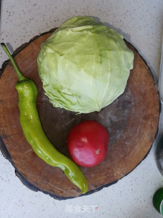西红柿爆炒青椒圆白菜的做法步骤：1