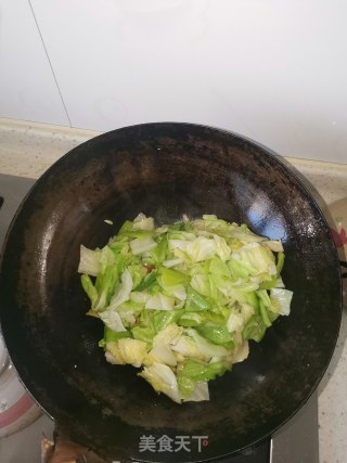 西红柿爆炒青椒圆白菜的做法步骤：3