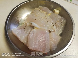香煎巴沙鱼的做法步骤：1