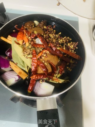 自制简单酱猪肘的做法步骤：3