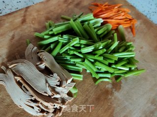 香芹拌胡萝卜的做法步骤：2