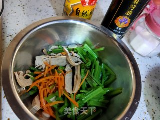 香芹拌胡萝卜的做法步骤：7