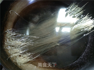 海鲜酱炒粉条的做法步骤：1
