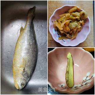 榨菜蒸黄花鱼的做法步骤：1