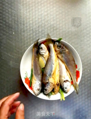 面拖小黄鱼的做法步骤：1