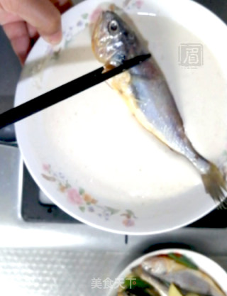 面拖小黄鱼的做法步骤：4