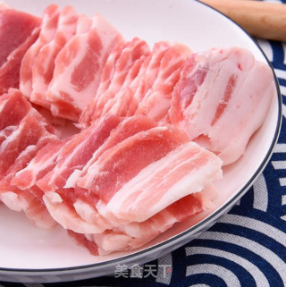 豉汁芋头蒸三层肉的做法步骤：1
