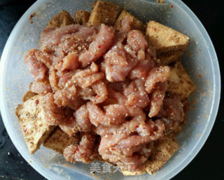 豉汁芋头蒸三层肉的做法步骤：2