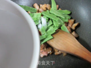 蚝油五花肉焖芸豆的做法步骤：9