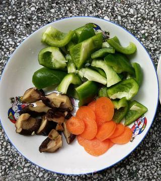 两青混炒 ~青椒炒青口肉的做法步骤：1