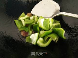 两青混炒 ~青椒炒青口肉的做法步骤：6