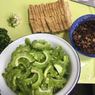 肉酱香干炒苦瓜的做法步骤：1