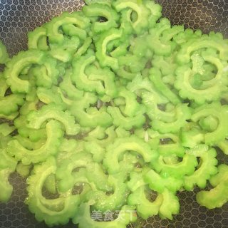 肉酱香干炒苦瓜的做法步骤：3