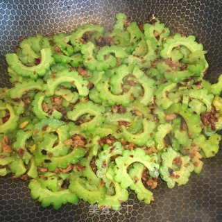肉酱香干炒苦瓜的做法步骤：4