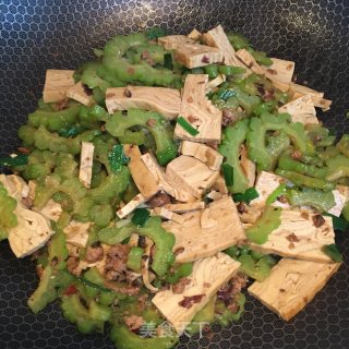 肉酱香干炒苦瓜的做法步骤：5