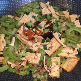肉酱香干炒苦瓜的做法步骤：6