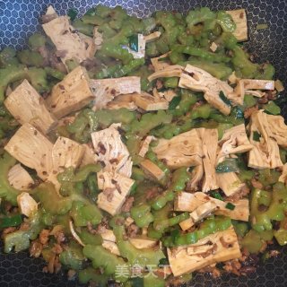肉酱香干炒苦瓜的做法步骤：7