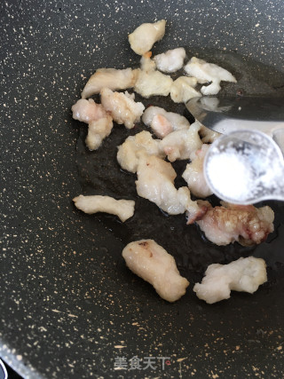 水萝卜拌油渣的做法步骤：4