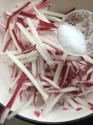 水萝卜拌油渣的做法步骤：10