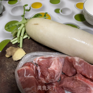 白萝卜骨头汤的做法步骤：1