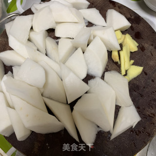 白萝卜骨头汤的做法步骤：2