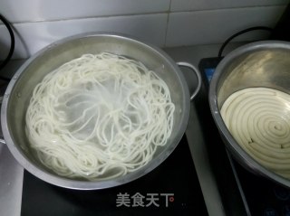 西红柿洋葱牛肉浇面的做法步骤：7