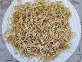 麻油拌干豆腐丝的做法步骤：1
