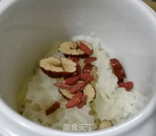 红枣枸杞银耳羹的做法步骤：2