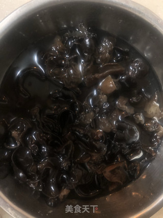 凉拌木耳洋葱的做法步骤：1