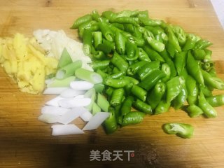尖椒鸡的做法步骤：1